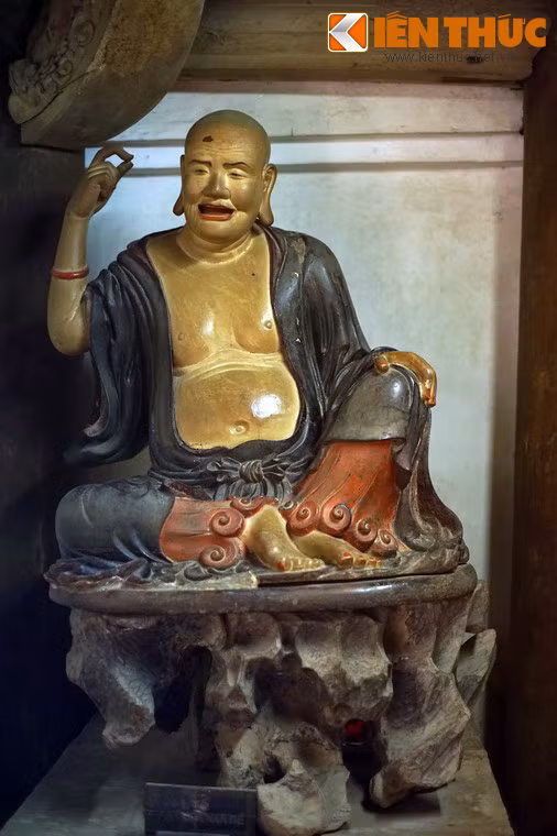  8. Phật Đà Nan Đề. Sư tổ Phật Đà Nan Đề là người có tài biện luận, giỏi ăn nói, sống thoải mái. Tượng ông được tạo hình rất sinh động, dáng người béo tốt, người ngả ra sau thoải mái, tay cầm cái que đang ngoáy tai, quần áo xuề xòa buông thõng.