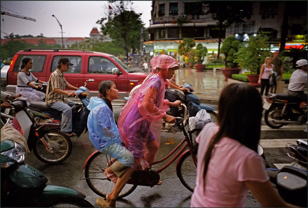 Giao thông ở ngã tư Lê Lợi - Nguyễn Huệ, phía xa là toà nhà UBND TP HCM. Ảnh: Ian Berry/ Magnum Photos.