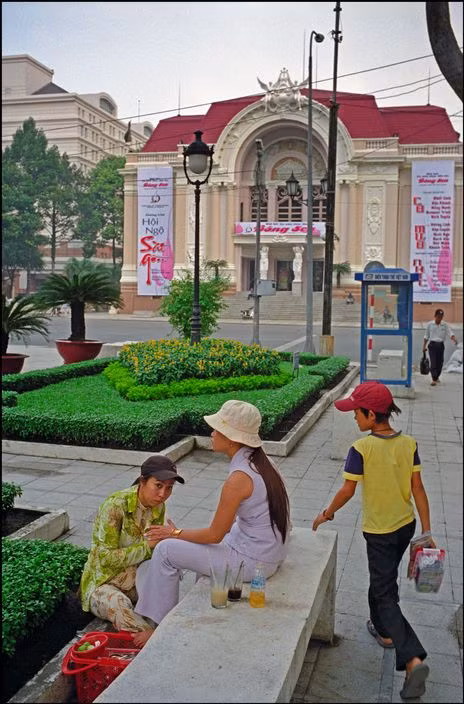 Vườn hoa trước Nhà hát Thành phố, hiện giờ là công trường xây dựng ga của tuyến tàu điện ngầm Bến Thành - Suối Tiên. Ảnh: Ian Berry/ Magnum Photos.