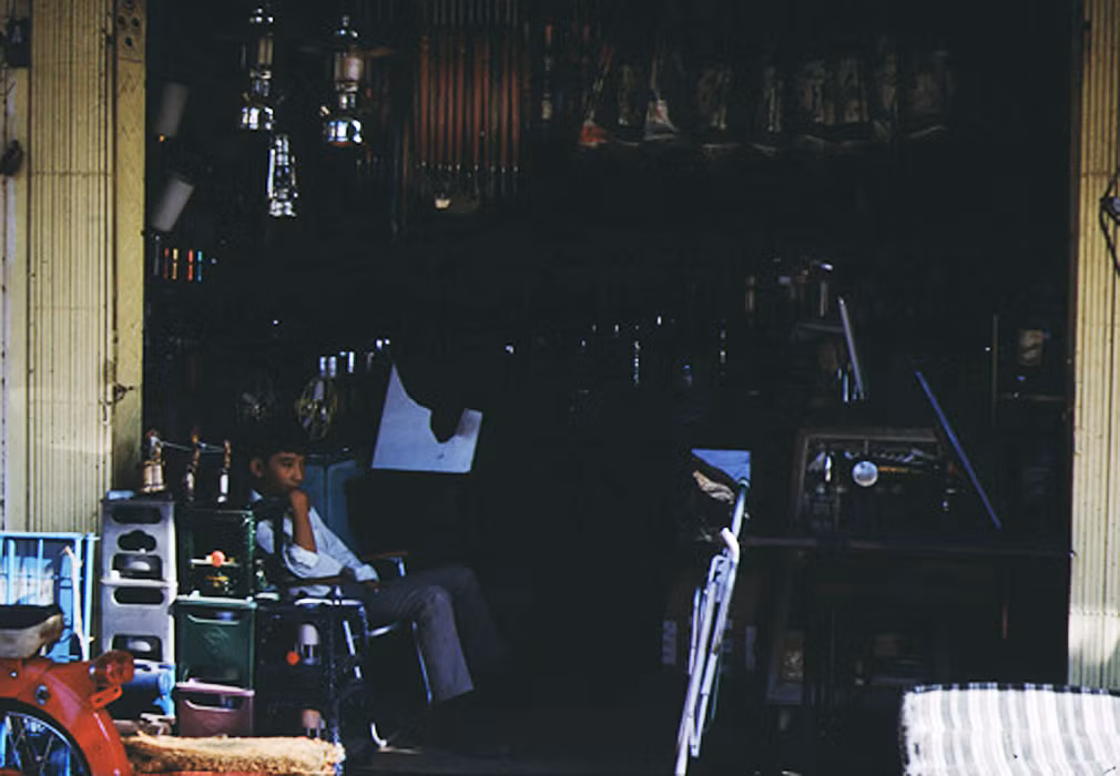 Cửa hàng đồ gia dụng với các loại bếp dầu, bàn là, đèn măng-xông... của Mỹ. Ảnh: Vietnam Center &amp; Archive.