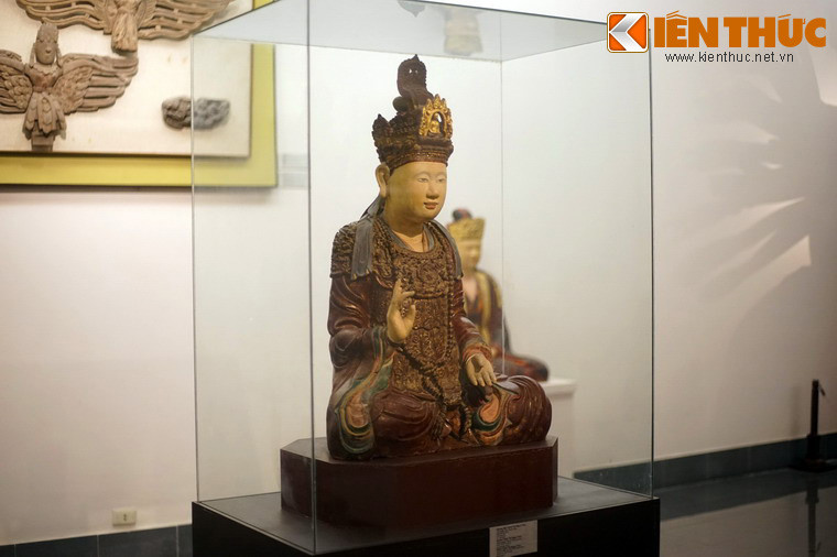 4. Bảo vật quốc gia tượng Hoàng hậu Trịnh Thị Ngọc Trúc (Bảo tàng Mỹ thuật Việt Nam) có từ thế kỷ 17, vốn là tượng thờ của chùa Mật Sơn (Bố Vệ, Đông Sơn, Thanh Hóa). Tượng tái hiện chân dung hoàng hậu Trịnh Thị Ngọc Trúc (1595 - 1660) thời vua Lê Thần Tông.