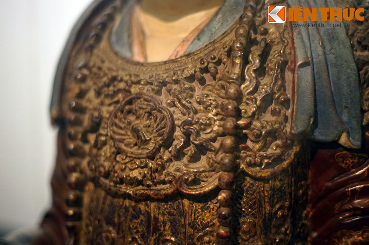 Trang phục của tượng Hoàng hậu Trịnh Thị Ngọc Trúc là loại triều phục với ba lớp áo trong và một áo vân kiên khoác ngoài. Riêng tấm áo choàng vân kiên của tượng thể hiện kỹ thuật chạm khắc gỗ tuyệt đỉnh với mô típ lưỡng long triều phụng (đôi rồng chầu phượng) trước ngực.