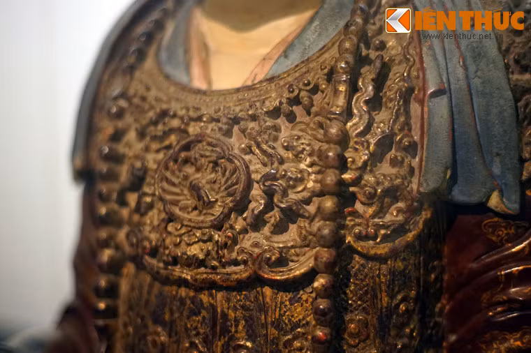 Trang phục của tượng Hoàng hậu Trịnh Thị Ngọc Trúc là loại triều phục với ba lớp áo trong và một áo vân kiên khoác ngoài. Riêng tấm áo choàng vân kiên của tượng thể hiện kỹ thuật chạm khắc gỗ tuyệt đỉnh với mô típ lưỡng long triều phụng (đôi rồng chầu phượng) trước ngực.