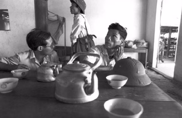 Những người đàn ông bên ấm nước vối. Ảnh: Ferdinando Scianna/ Magnum Photos.