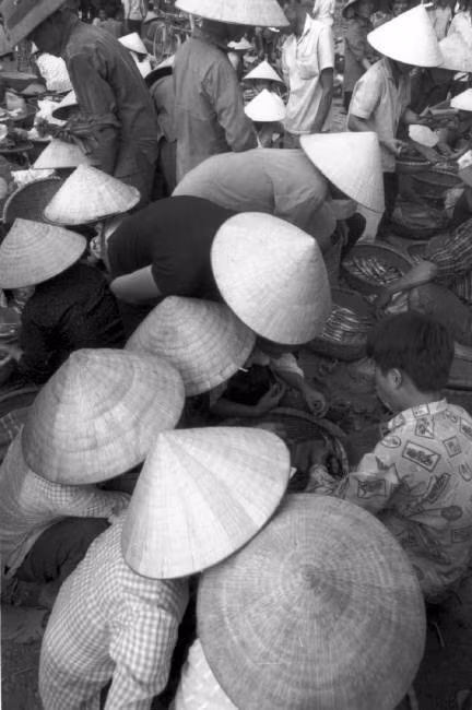 Một góc chợ cá. Ảnh: Ferdinando Scianna/ Magnum Photos.