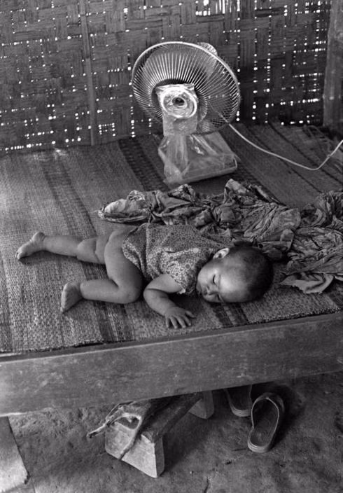 Giấc ngủ của em bé nông thôn. Ảnh: Ferdinando Scianna/ Magnum Photos.