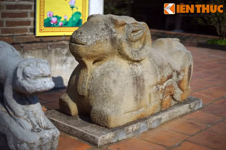 Cừu được tạc từ một tảng đá nguyên khối với những đường nét chắc khỏe nhưng cũng không kém phần sinh động.