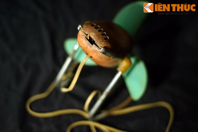 Do số lượng sản xuất hạn chế, việc mua quạt con cóc trong thời bao cấp là rất khó. Đa phần quạt đến với người dân qua đường phân phối về các cơ quan. Để nhận được quạt, nhân viên sẽ phải bốc thăm, ai may mắn sẽ trung quạt con cóc, nếu không may thì chỉ trúng lốp xe, nan hoa xe đạp...