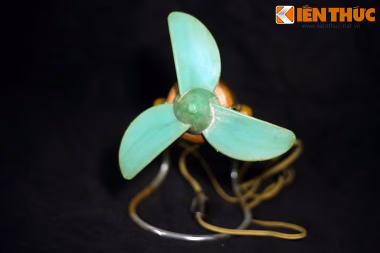 Đây là một loạt quạt nhỏ có ba cánh nhựa, đế bằng sắt uốn, dáng gù gù như một con cóc. Công suất quạt dù nhỏ nhưng đủ để xua đi phần nào cái nóng mùa hè ở Việt Nam.