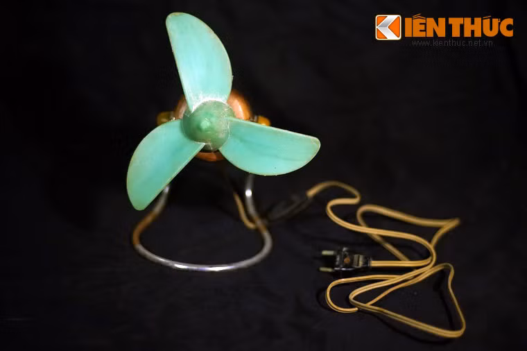 Đến thập niên 90, do sự vận hành của kinh tế thị trường, mẫu quạt này dần dần biến mất khỏi các hộ gia đình do sự tràn ngập của các loại quạt nhập ngoại với kiểu dáng, chức năng đa dạng.