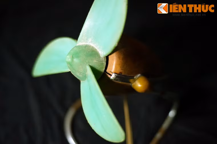 Dù thiết kế khá đơn giản nhưng chất lượng của quạt thì không chê vào đâu được. Nhìn chung, quạt con cóc chạy không quá ồn, và đặc biệt là cực bền, dễ sửa chữa, sử dụng cả chục năm vẫn khỏe.