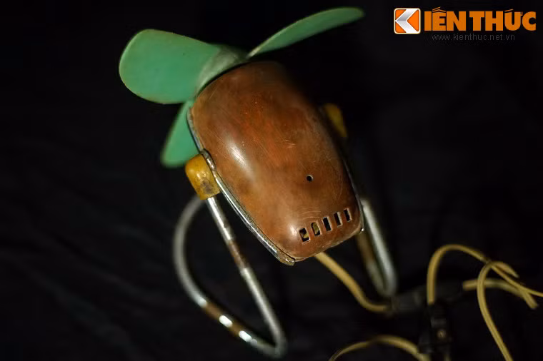 Vào thập niên 1980, mẫu quạt này được bán ở mậu dịch với giá 35 đồng, một số tiền tương đương với nửa tháng lương của một sinh viên mới ra trường. Giá tiền này khiến quạt còn mang một tên khác là quạt 35.