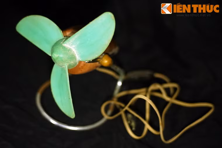 " Quạt con cóc" là tên gọi dân dã dành cho một sản phẩm quạt nổi tiếng do Xí nghiệp Điện cơ Thống Nhất sản xuất ở Việt Nam thời bao cấp.