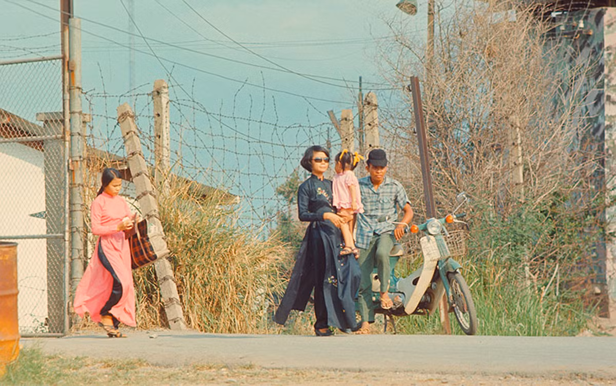 Những người phụ nữ mặc áo dài phía ngoài căn cứ không quân Tân Sơn Nhất. Ảnh: Cwbarrett.com