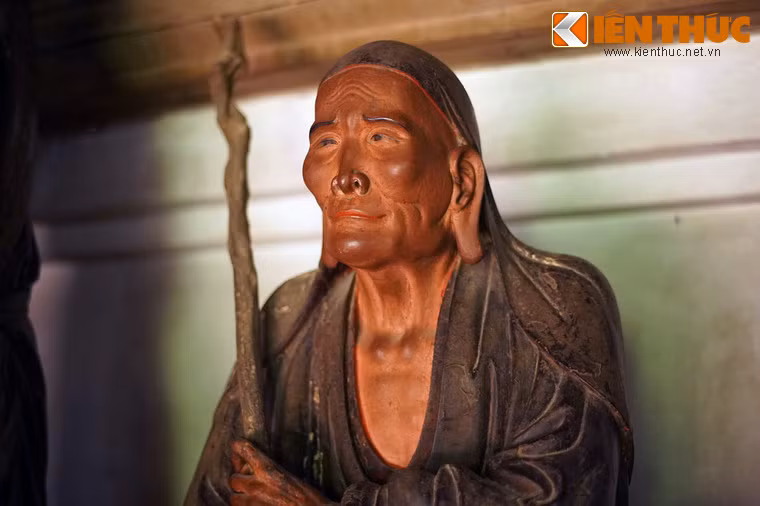 Một Bảo vật quốc gia khác là các pho tượng Phật giáo thời Tây Sơn ở chùa Tây Phương (huyện Thạch Thất, Hà Nội). Đây là những kiệt tác điêu khắc cổ của người Việt, thường được biết đến trong dân chúng qua hình tượng 18 vị La hán chùa Tây Phương.