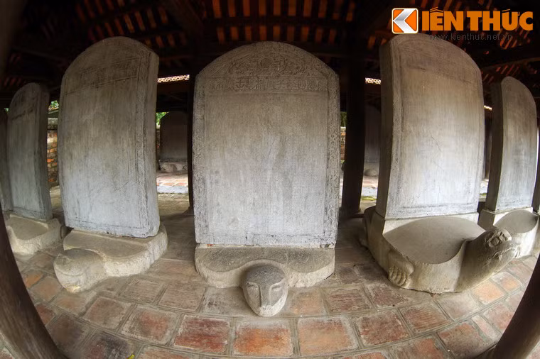 Việc dựng bia được tập trung vào 3 đợt chính: Đợt 1 năm 1484, dựng 10 bia, từ khoa thi năm 1442 đến năm 1484. Đợt 2 năm 1653, dựng 25 bia, từ khoa thi năm 1554 đến năm 1652. Đợt 3 năm 1717, dựng 21 bia, từ khoa thi năm 1656 đến năm 1712.