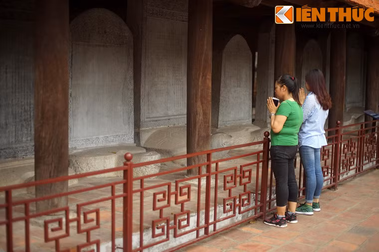 Ngoại trừ một số ít trường hợp vô ý thức, ngày nay phần lớn sĩ tử đến Văn Miếu - Quốc Tử Giám trước mỗi kỳ thi chỉ vái vọng bia Tiến sĩ từ bên ngoài hàng rào. (Bài viết có sử dụng tư liệu của Cục Di sản Văn hóa).