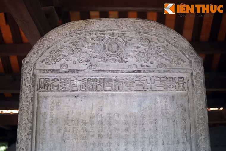 Trán bia trang trí mỹ thuật, ngoài đề tài chính là “lưỡng long chầu nguyệt”, còn một số chủ đề khác rất đặc sắc và đa dạng như: phượng hoàng, long mã - những linh vật quen thuộc trong đời sống tâm linh của người Việt.