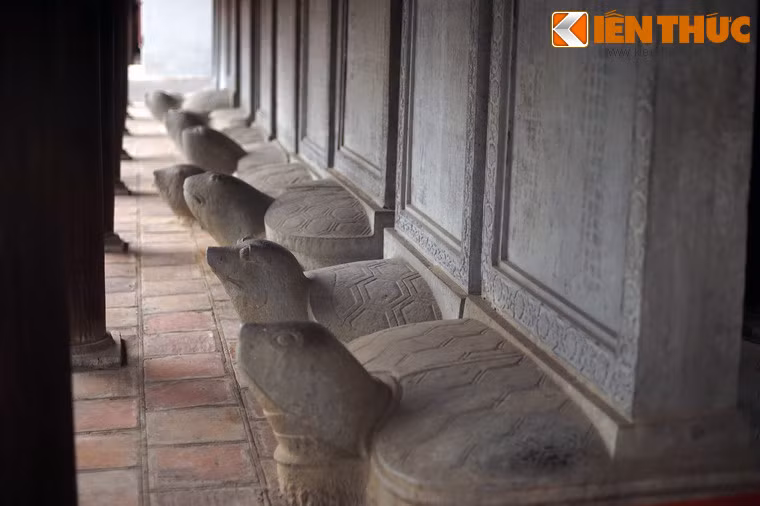 Các tấm bia đều được tạo bằng một loại đá xanh khai thác từ núi An Thạch, huyện Đông Sơn, tỉnh Thanh Hóa, kích thước không đều nhau cùng đặt trên lưng rùa.