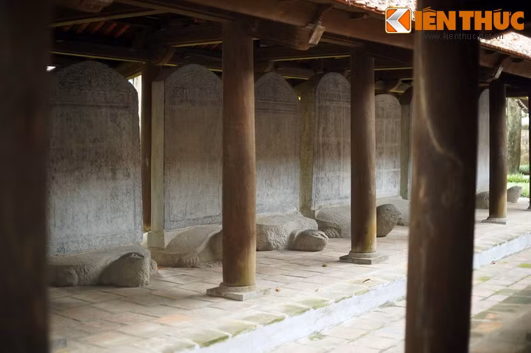 Theo các tư liệu lịch sử bia Tiến sĩ Văn Miếu - Quốc Tử Giám được dựng trong khoảng gần 300 năm (1484-1780). 82 tấm bia tương ứng với 82 khoa thi (1442- 1779), trên đó khắc tên 1307 lượt Tiến sĩ thi đỗ trong các kỳ thi tuyển tiến sĩ triều Lê và Mạc.