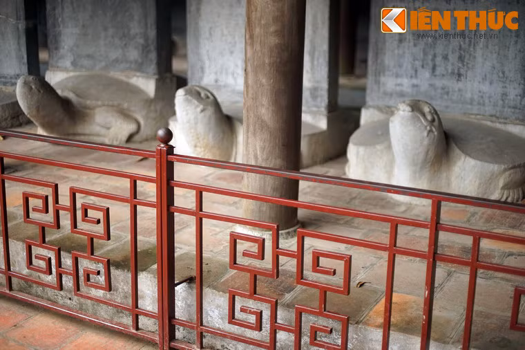 Những năm gần đây, để bảo vệ bia không bị xâm hại, một hệ thống rào chắn đã được dựng cùng hoạt động tuyên truyền giáo dục được đẩy mạnh, khiến cho tình trạng "sờ đầu rùa" giảm hẳn.