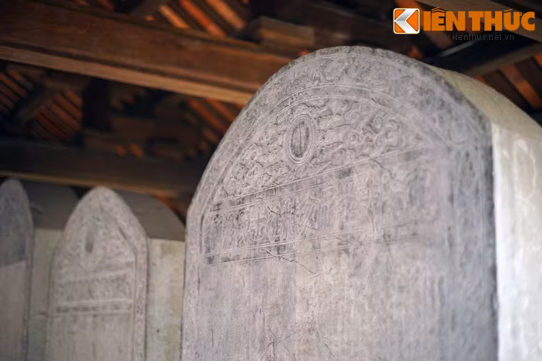 Không chỉ mang giá trị lịch sử, 82 tấm bia Tiến sĩ còn là những tác phẩm nghệ thuật đặc sắc với phong cách điêu khắc, trang trí phong phú. Điều này thể hiện trên bia ở các phần trán bia, diềm bia và rùa đội bia.