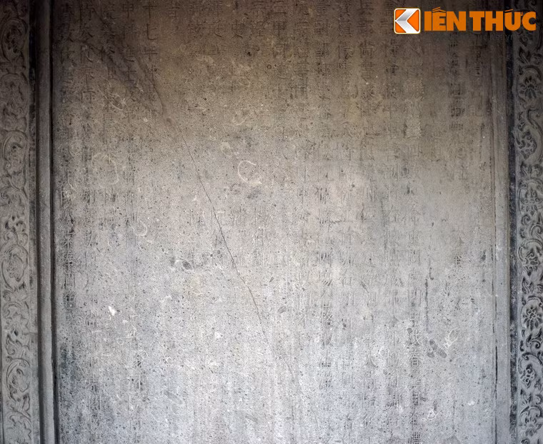 Trên mỗi tấm bia Tiến sĩ đều có khắc các bài văn bia (bài ký) bằng chữ Hán chứa đựng rất nhiều thông tin lịch sử.