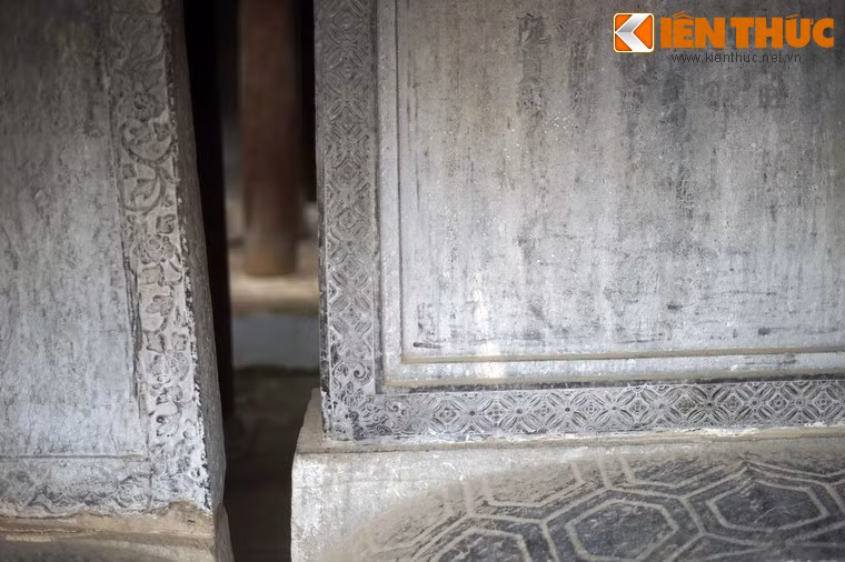 Diềm bia như một thế giới sống động với rất nhiều hoa lá, chim muông, thậm chí có cả hình ảnh người nông dân, hình những viên quan... được các nghệ nhân thể hiện rất có hồn.