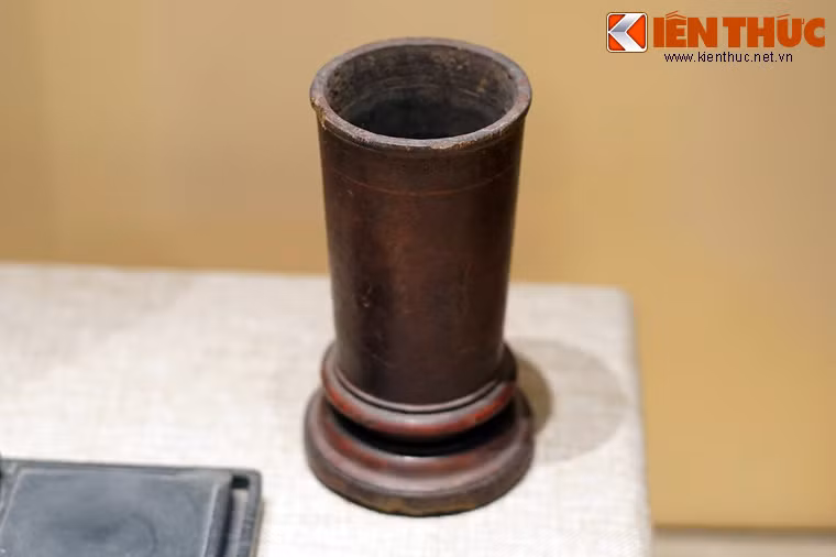 Một vật dụng khác không thể thiếu khi đi thi của sĩ tử xưa là ống đựng bút.