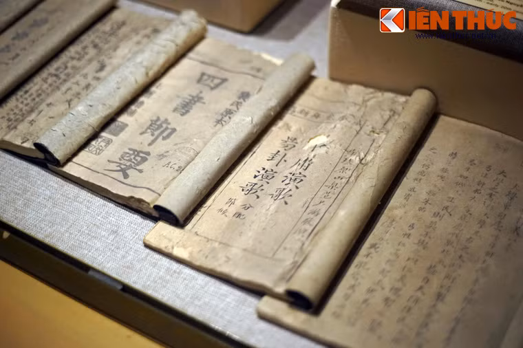 "Tài liệu ôn thi" của sĩ tử xưa là các loại sách khác nhau được in ấn thủ công. Với số lượng có thể lên đền hàng chục quyển, đây là vật dụng chiếm khối lượng lớn nhất trong hành trang đến trường thi của sĩ tử.