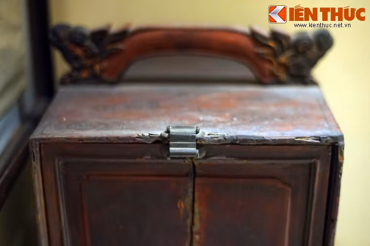 Những chiếc hộp đựng sách này thường được đóng bằng gỗ, có khóa và cánh cửa giống như một chiếc tủ nhỏ, có thể có quai xách hoặc không.