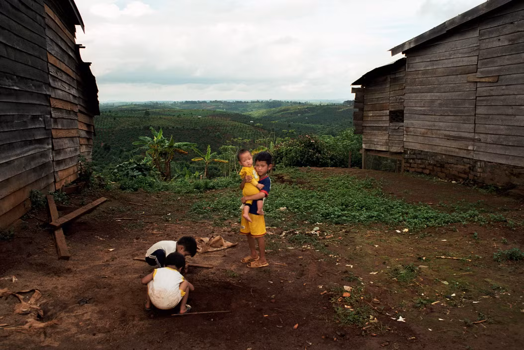 Trẻ em của các gia đình nông dân trồng cà phê chơi đùa bên ngoài ngôi nhà mình. Ảnh: Christopher Anderson/ Magnum Photos.