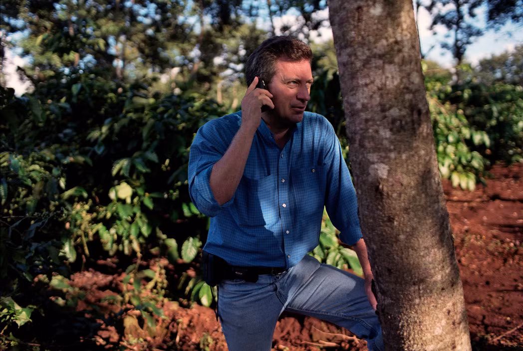 Chuyên gia nước ngoài kiểm tra vườn cà phê. Ảnh: Christopher Anderson/ Magnum Photos.