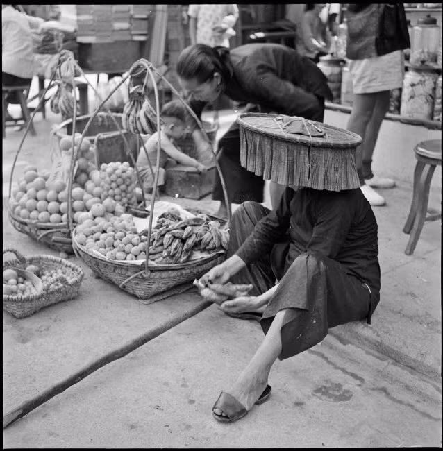 Những quầy hàng rong vỉa hè. Ảnh: Werner Bischof / Magnum Photos.
