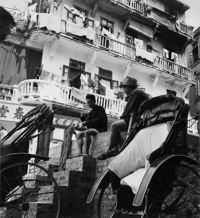 Phút nghỉ ngơi của hai người kéo xe. Ảnh: Werner Bischof / Magnum Photos.