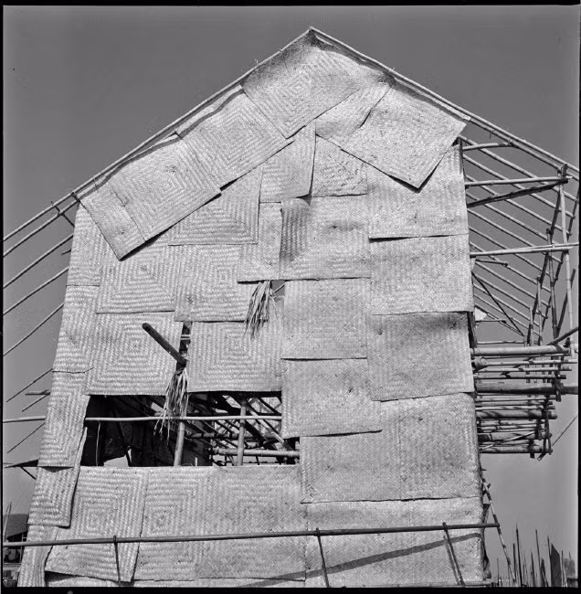 Một ngôi nhà khung tre lợp phên của người nghèo Hong Kong đang được dựng. Ảnh: Werner Bischof/ Magnum Photos.