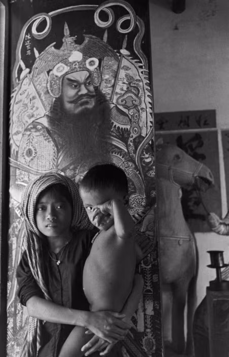 Trẻ em đường phố ngoài cửa một ngôi đền. Ảnh: Werner Bischof/ Magnum Photos.