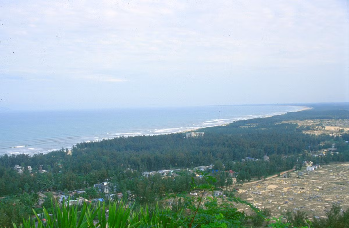 Bải biển Non Nước nhìn từ ngọn Thủy Sơn. Ảnh: Manfred Leiter/ Ttropicalisland.de.