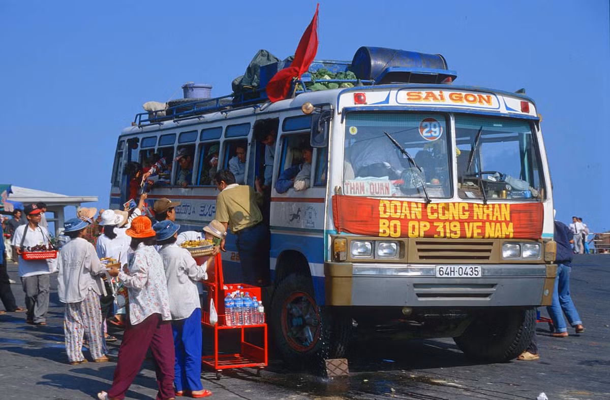 Xe khách tại trạm dừng trên đèo Hải Vân, gần Hải Vân Quan. Ảnh: Manfred Leiter/ Ttropicalisland.de.