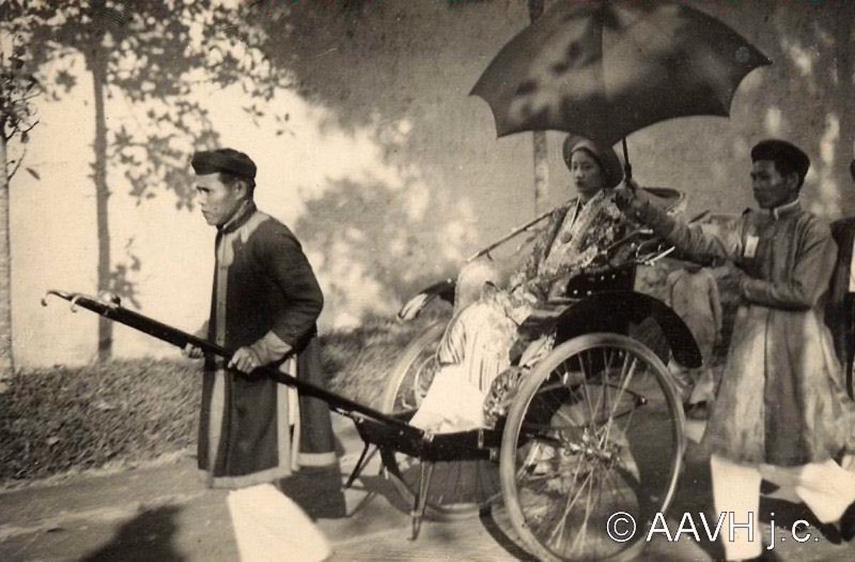 Nam Phương Hoàng Hậu di chuyển trong Hoàng thành bằng xe kéo trong ngày thành hôn, tháng 3/1934. Ảnh: Aavh.org.