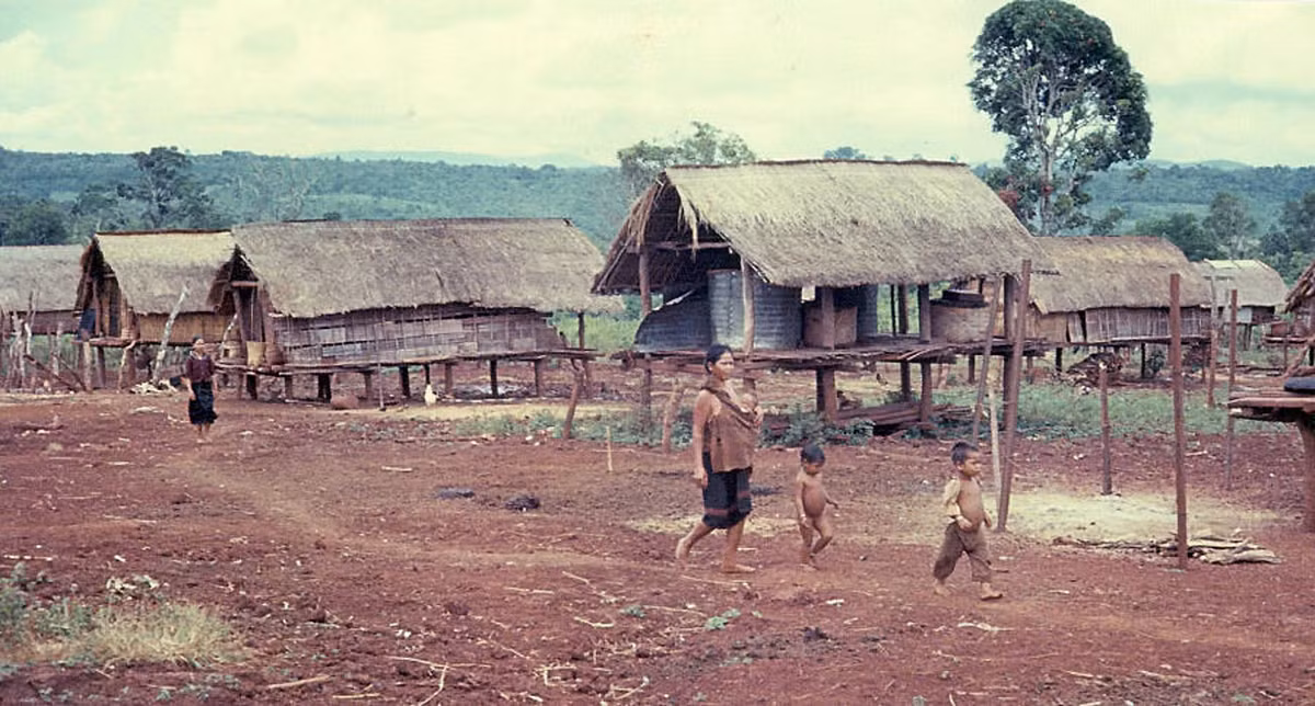 Bà mẹ và ba đứa con nhỏ trên đường ra rẫy. Ảnh: 1-22infantry.org.