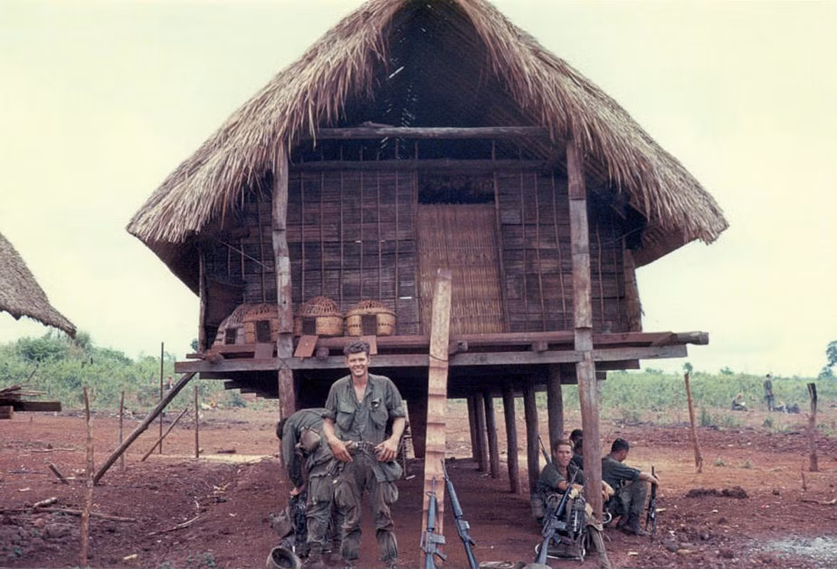 Lính Mỹ nghỉ ngơi dưới một nhà sàn của người dân tộc. Ảnh: 1-22infantry.org.