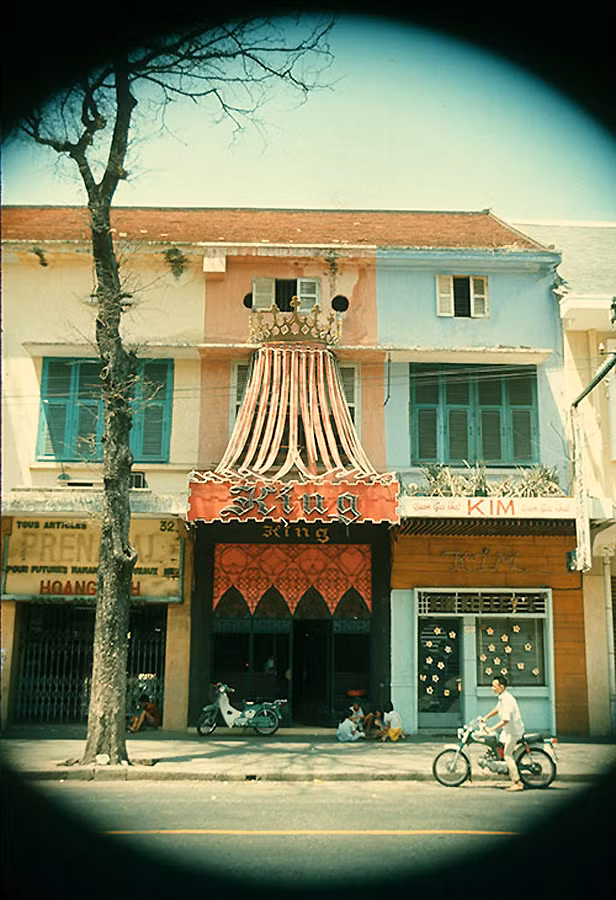 Quán bar King trên đường Tự Do (nay là đường Đồng Khởi). Ảnh: Cwbarrett.com.