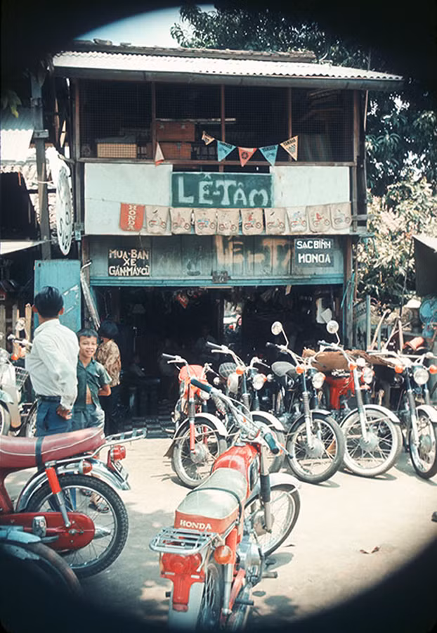 Cửa hàng Lê Tâm - một điểm buôn bán xe máy cũ nổi tiếng Sài Gòn trước 1975. Ảnh: Cwbarrett.com.
