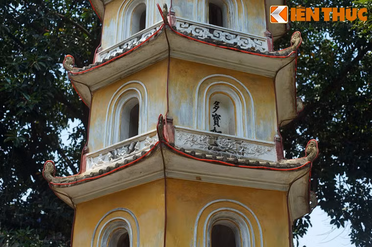 Phía dưới mỗi tầng là gờ giả lan can được trang trí hoa văn khá tinh xảo.