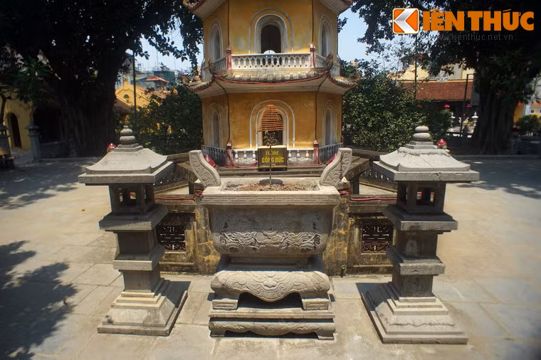 Trước lối vào đặt hương án.