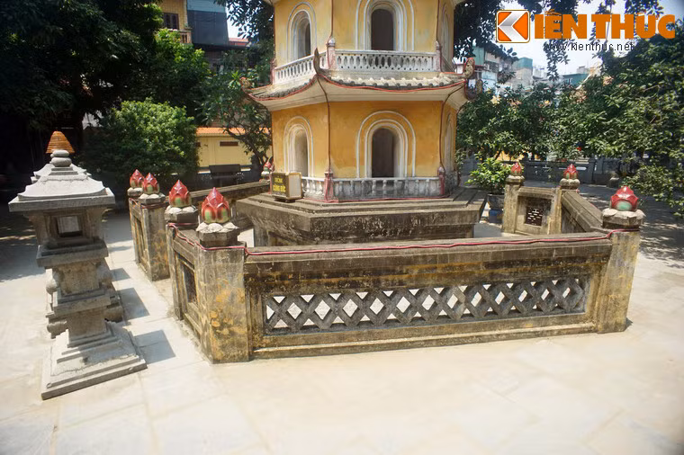 Chân tháp được bao quanh bằng tường rào hình lục lăng, có trổ lối ra vào ở phía trước và phía sau.