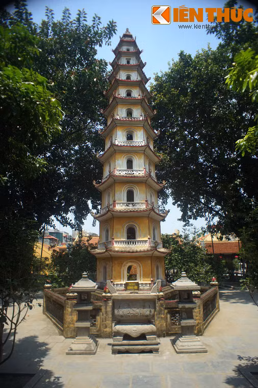 Tháp được xây vào khoảng năm 1890, là nơi đặt xá lợi Tổ Diệu Quang cùng 5 nhà sư khác từng tu hành tại chùa.