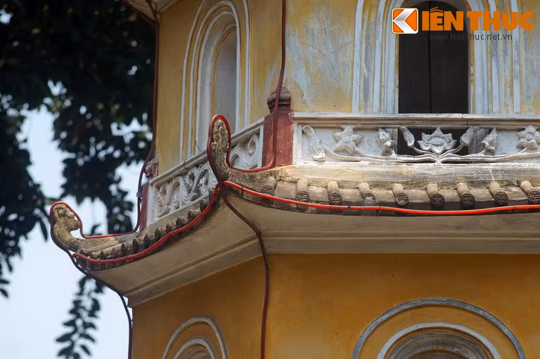 Phía trên là 6 mái với các đầu đao nhỏ.