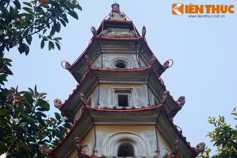 Hầu hết các ô cửa trên thân tháp có dạng vòm cuốn, riêng tầng 7 và tầng 9 có hình tứ giác, tầng 10 hình tròn.